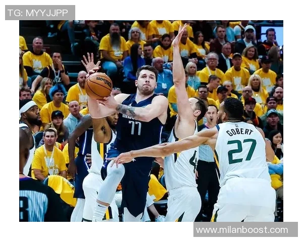 东契奇后撤步三分绝杀庆祝时刻与老队友小乔丹击掌共庆辉煌 东契奇后撤步三分绝杀庆祝时刻与老队友小乔丹击掌共庆辉煌